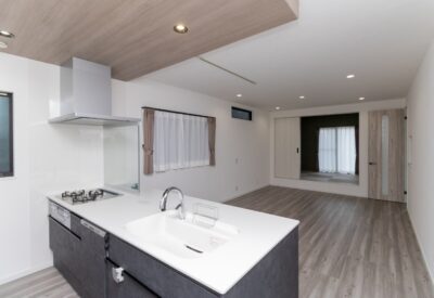 しまう、くつろぐ、集まる。家族の中心がここにある家。