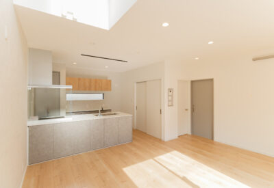 グレーの上質さと、開放感に包まれる心地よい住まい。