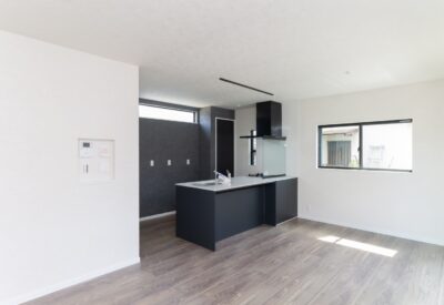 「静けさをまとう、グレーの住まい」